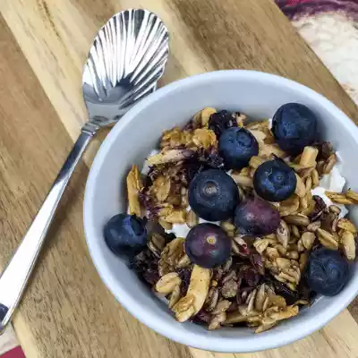 This Blueberry Almond Granola makes a healthy and nutritious fast breakfast. Grab this and many other easy, family-friendly recipes on Made In A Pinch.