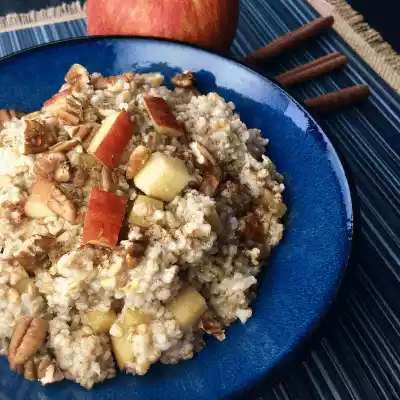 Slow cooker apple cinnamon oatmeal is a wonderful & easy breakfast option for the whole family! Get more easy recipes and helpful health & parenting tips from Made in a Pinch!