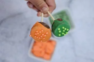 dipping cake pops in candy melts and letting them dry